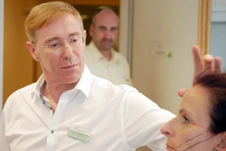 Dr. Müller-Steinmann demonstriert an einem Modell die praktische Durchführung eines Fadenliftings. Dr. Müller-Steinmann demonstriert an einem Modell die praktische Durchführung eines Fadenliftings.