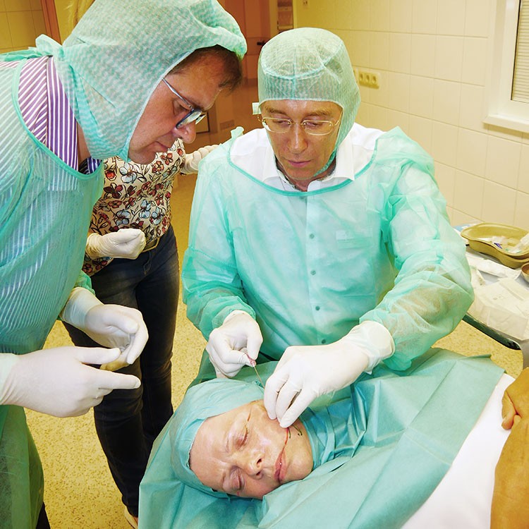 Auch bei minimalinvasiven Maßnahmen wie dem Fadenlifting ist auf die richtige Hygiene zu achten. Auch bei minimalinvasiven Maßnahmen wie dem Fadenlifting ist auf die richtige Hygiene zu achten.