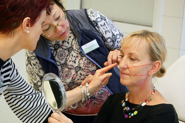 Patienten legen vor dem Fadenlifting ausführlich ihre Wünsche und Vorstellungen dar und werden umfassend aufgeklärt. Patienten legen vor dem Fadenlifting ausführlich ihre Wünsche und Vorstellungen dar und werden umfassend aufgeklärt.