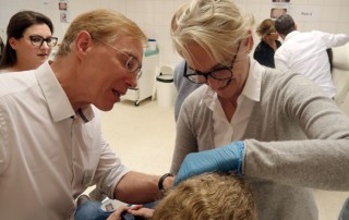 Unter Anleitung und Kontrolle des Workshop-Leiters werden im praktischen Teil der Hyaluron-Filler-Fortbildung präzise Injektionen geübt.