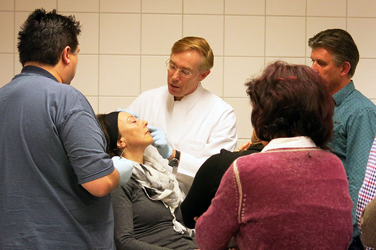 Der Workshop "Face Design A: Fadenlifting" führt Ärzte in die Anwendung von Fadenlifting im Gesicht ein