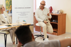 Unter Anleitung und Kontrolle des Workshop-Leiters werden im praktischen Teil der Hyaluron-Filler-Fortbildung präzise Injektionen geübt.