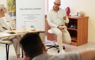 Unter Anleitung und Kontrolle des Workshop-Leiters werden im praktischen Teil der Hyaluron-Filler-Fortbildung präzise Injektionen geübt.